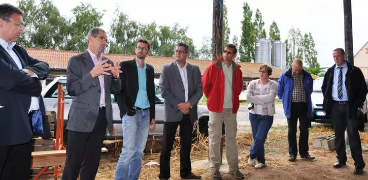 De gauche à droite : Eric Thirouin, président de la FRSEA Centre, Joël Limouzin, Gaël Gautier, Dominique Barrau, Antoine et Geneviève Leroy, Gilles Cabart, secrétaire général adjoint de la FNSEA 03 et Yannick Martinet, élu à la chambre d’agriculture de l’Allier.