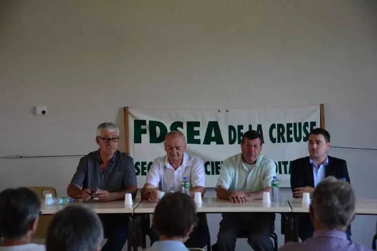 Degauche à droite : Thierry Jamot, président de la FDSEA de la Creuse, Jacques Dufrechou, président national de la section des Anciens, Gérard Laverdan, président de la Section des anciens de la FDSEA de la Creuse et Sylvain Hiroux, de Mutualia.