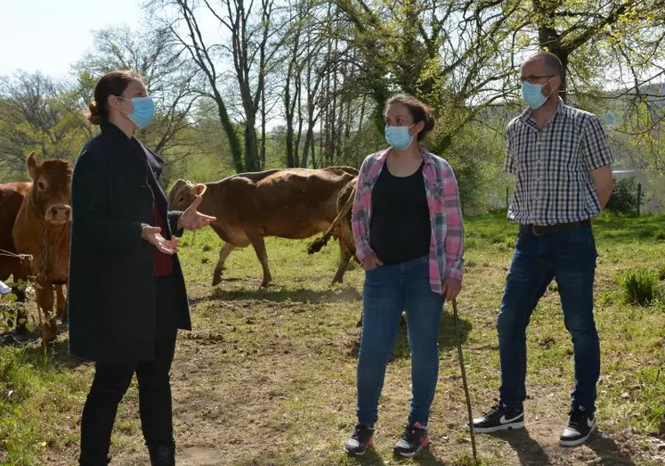 La sous-préfète à la relance Alice Mallick et les gérants du Gaec du Veau d’Or, Amélie Azam et Pierre-Alexandre Bec.