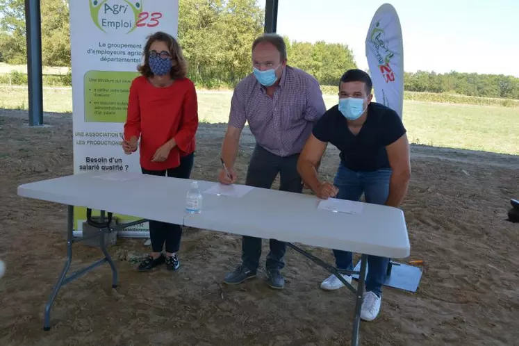 De gauche à droite : Virginie Darpheuille, préfète de la Creuse, Chrisian Arvis, président d’AgriEmploi23, et Alexis Balage, signant le contrat de travail de ce dernier avec AgriEmploi23.