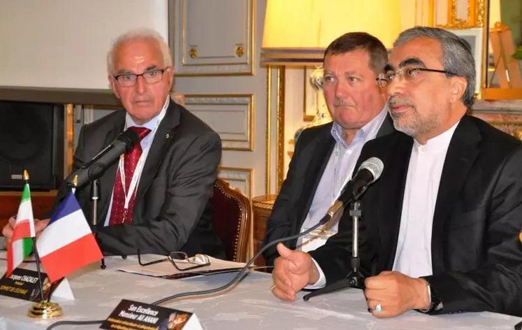 De gauche à droite : Roger Blanc, Jacques Chazalet et Ali Ahani, ambassadeur extraordinaire de la République islamique d’Iran en France.