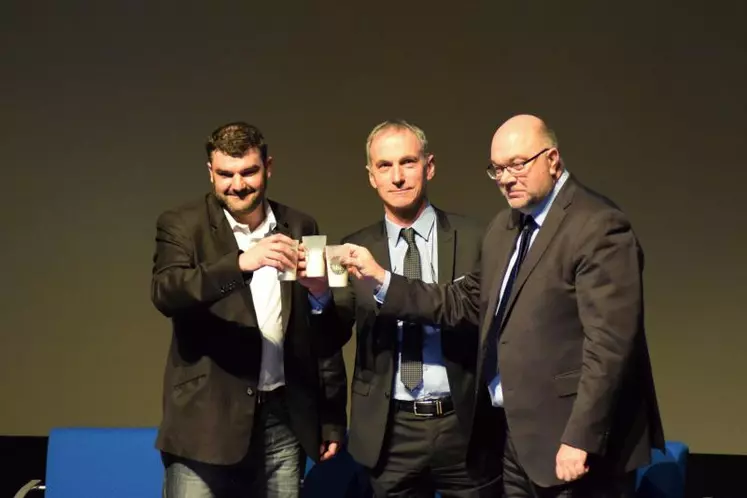 Jérémy Decerle, président de JA, Thierry Roquefeuil, président de la FNPL, et Stéphane Travert, ministre de l’Agriculture.
