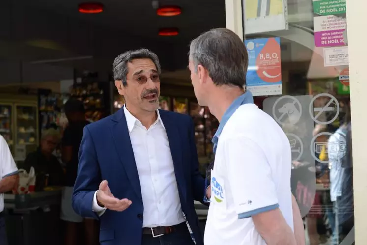 Serge Papin (PDG de Système U) et Thierry Roquefeuil (président de la FNPL) devant un magasin U Express parisien, le 13 juin dernier.