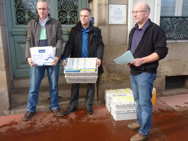 De gauche à droite : Gilles Lavergne, président de la section bovine de la FDSEA Corrèze, Christophe Lechevallier, secrétaire général de la FDSEA Haute-Vienne et Bertrand Marquis, président de la section bovine de la FDSEA Haute-Vienne devant le tribunal administratif, prêts à déposer les dossiers de recours.