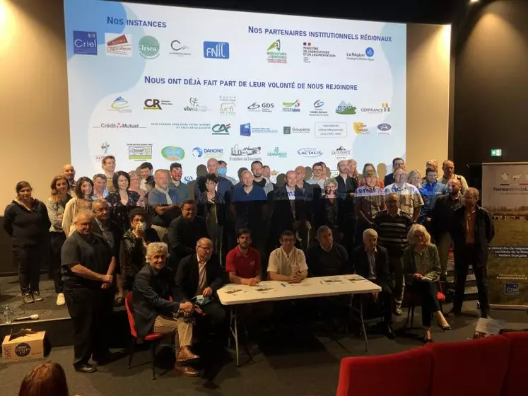 Jean-Claude Rabany, président du Criel AMC et Clément Rivoire de JA Aura ont signé avec les présidents des trois collèges de l’interprofession une charte à l’installation en élevage bovin lait.