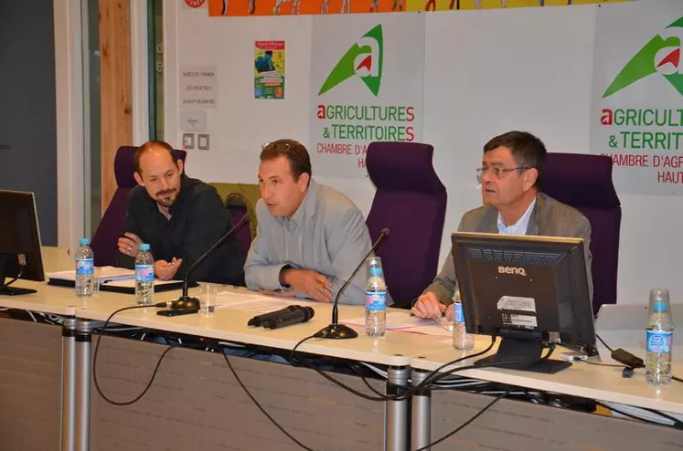 De g. à dr. : Jérôme Bagnol, trésorier de CERFRANCE centre Limousin, Jean-Yves Debrosse, président et Philippe Bouillaud, directeur.