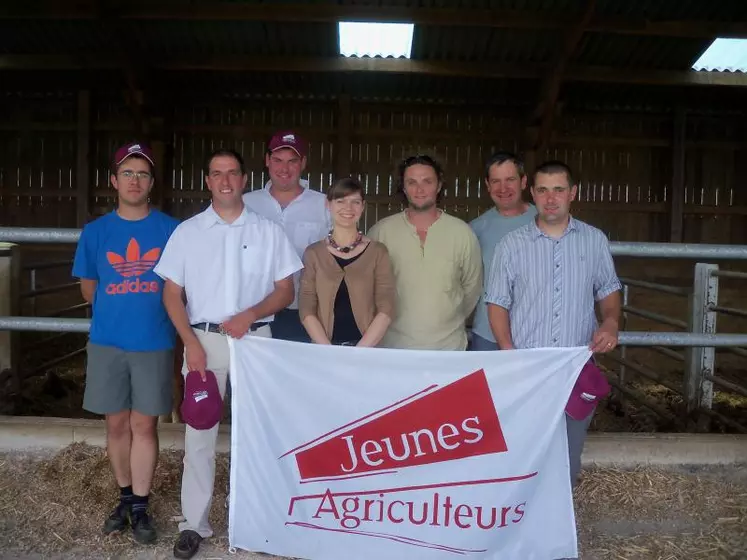 De gauche à droite : Vincent Laforge (vice-président JA), Stéphane Moreau (président JA), Michel Simonnet (ecrétaire général adjoint JA), Mme Le Bonnec (sous-préfet d'Aubusson), Jouany Chatoux (vice-président JA), Pascal Laforge (exploitant), Christophe Bridier (secrétaire général adjoint JA).