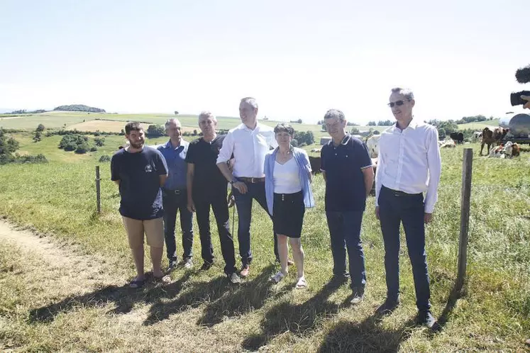 Les associés du Gaec des Thuyas avec Dominique Barrau et l'équipe achats marketing de Lidl France.