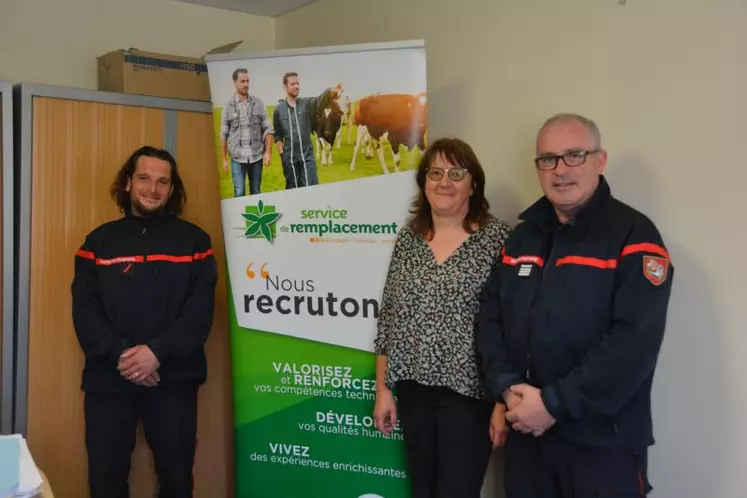 De gauche à droite : le sapeur de première classe Mathieu Bondieu, agriculteur à Peyrat-la-Nonière, Cécile Fournier, directrice du Service de Remplacement Creuse et le commandant Didier Jouanny, Chef du Service Développement du Volontariat Groupement Formation/Sport, développement du volontariat et citoyenneté du SDIS de la Creuse.