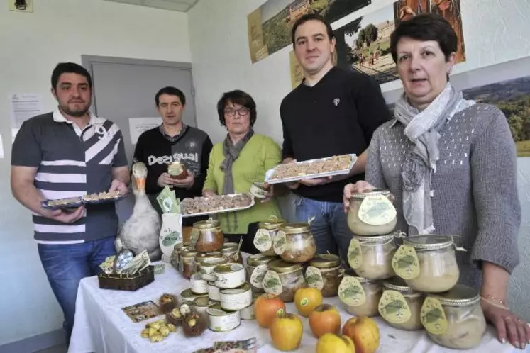 Olivier Delpy, Emmanuel Carboniere, Anne-Marie Chauzu,Bertrand Iss-Artier et Nadine Buge avec une partie des produits de la marque.