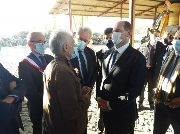 Jean Castex en discussion avec Jean-Paul Dauge, agriculteur retraité, aux côtés du maire de Luzillat, Claude Raynaud, d’André Chassaigne et de Julien Denormandie.