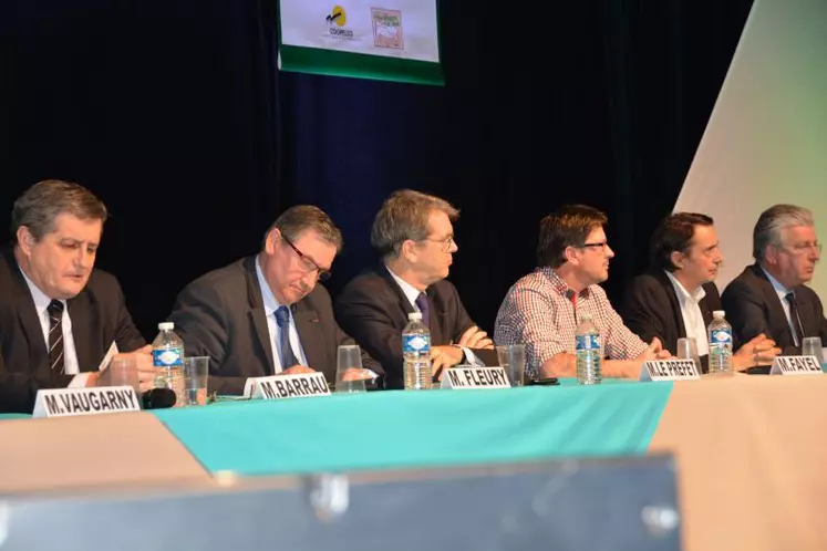 À la tribune de ce congrès FNB : Dominique Barrau, secrétaire général de la FNSEA, Jean-Pierre Fleury, président de la FNB, Jean-Luc Combe, préfet de l’Aveyron, Dominique Fayel, président de la FDSEA de l’Aveyron, Jean-Philippe Viollet, vice-président de l’APCA, et Dominique Langlois, président d’Interbev.