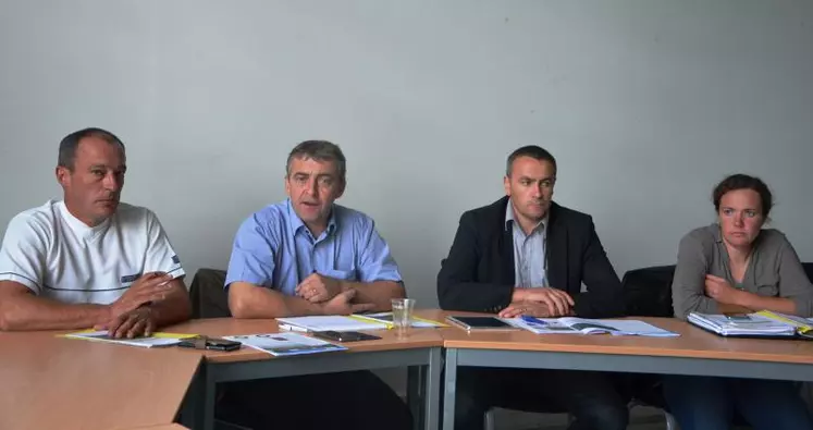 De gauche à droite : Christian Peyronny, président de la FNSEA 63, Patrick Bénézit, président de la FRSEA Massif central, Marion Vedel, secrétaire générale adjointe des JA Auvergne Rhône-Alpes, et Joël Piganiol, secrétaire général de la FDSEA du Cantal.