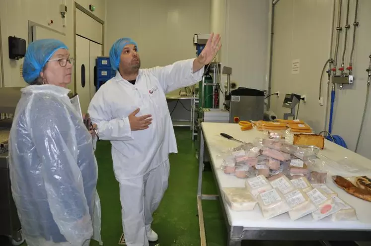Découverte des travaux de recherche de l’ADIV en compagnie de Christophe Chenille, technicien expert métier du travail des viandes fraîches.