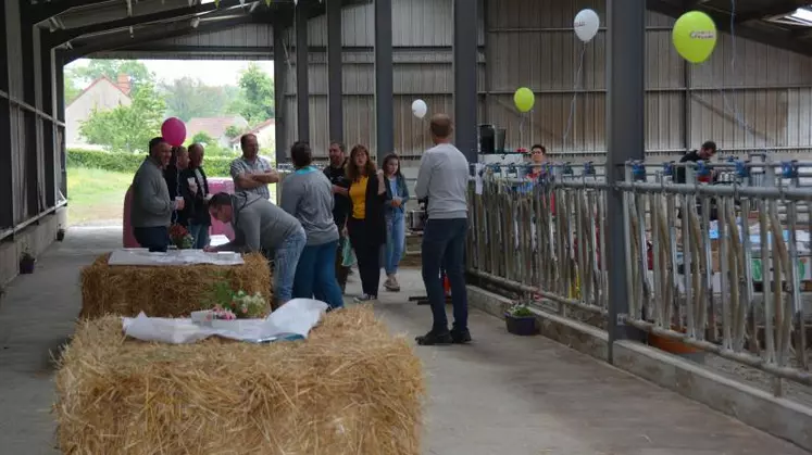 Chaque visite s’est conclue sur un moment d’échange convivial, ici au Gaec de Moulizoux.