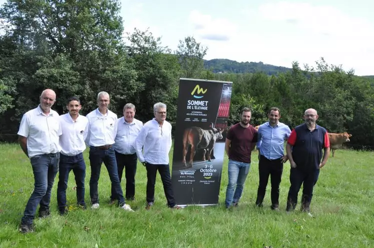 Les organisateurs du Sommet et les acteurs de la race limousine, réunis, jeudi dernier, sur l’exploitation de la famille Coudert à Sugères, dans le Puy-de-Dôme.