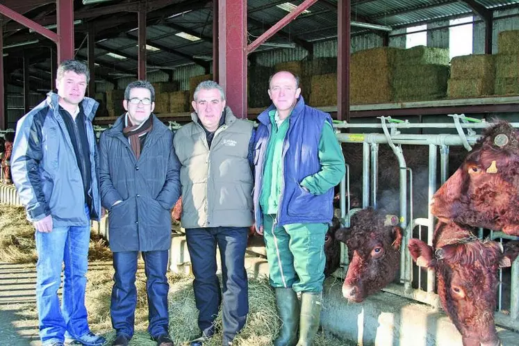 Alain Cazac (second en partant de la gauche) est venu le 17 janvier sur l’exploitation de Michel Trepsat présenter avec ses partenaires - Denis Costerousse (Elvea), Bernard Tourdes (acheteur pour la Maison Joffrois) - avant de rejoindre Yves Joffrois.