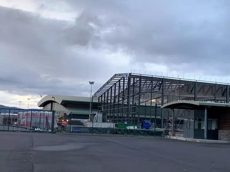 Les travaux de construction de la seconde halle avancent à grands pas.