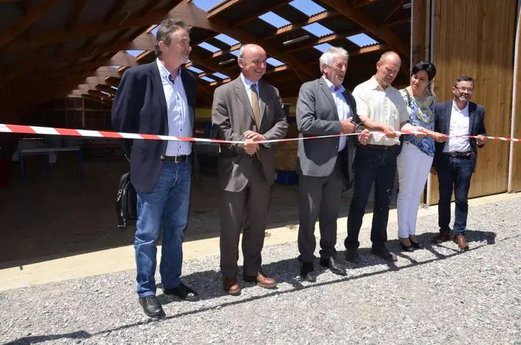 C’est à Jean-Pierre Raynaud qu’est revenu l’honneur de couper le ruban pour inaugurer la nouvelle bergerie.