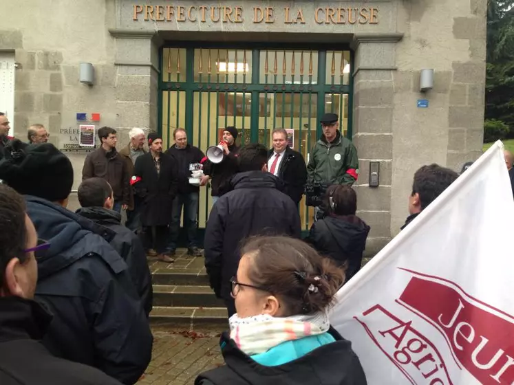 Les manifestants ont rencontré le député Jean-Baptiste Moreau, et lui ont signifié l'absence de cohérence politique du Gouvernement.