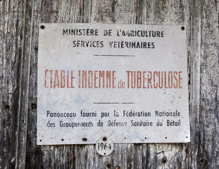 Dès 1954, les étables contrôlées peuvent bénéficier de plaques vendues par le GDS et apposées sur les portes afin d’identifier les élevages sains. Le bénéfice est double, permettre aux éleveurs de toucher les subventions de l’Etat et afficher au grand jour le statut sanitaire des cheptels.