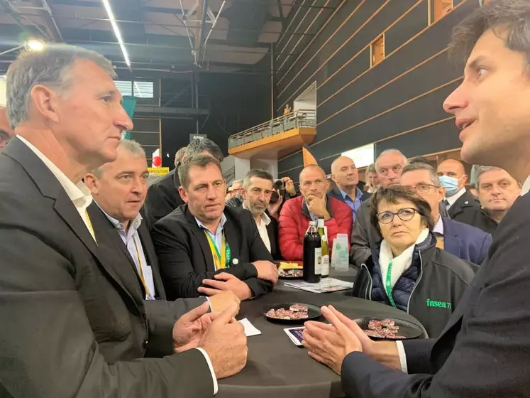 Entretien sur le stand de la FRSEA avec les responsables professionnels.