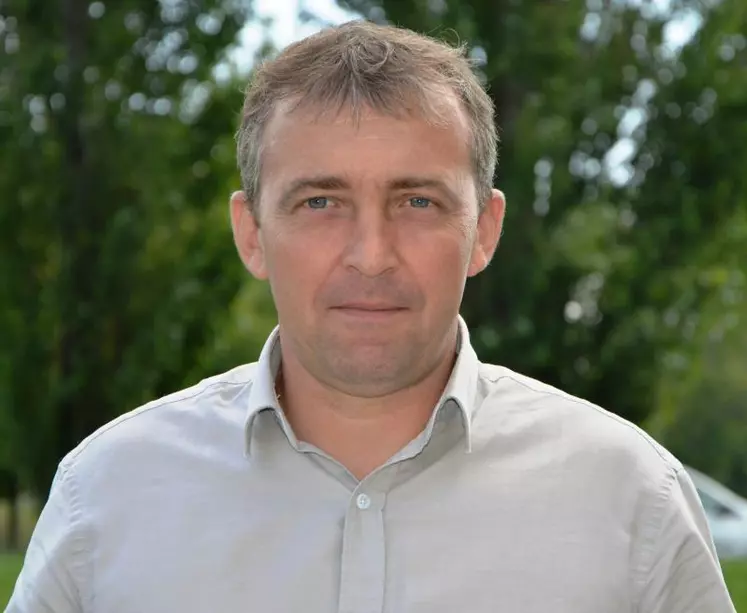 Patrick Bénézit, est installé en Gaec avec son épouse à Saint-Martin-sous-Vigouroux dans le Cantal où ils élèvent un troupeau de charolaises.