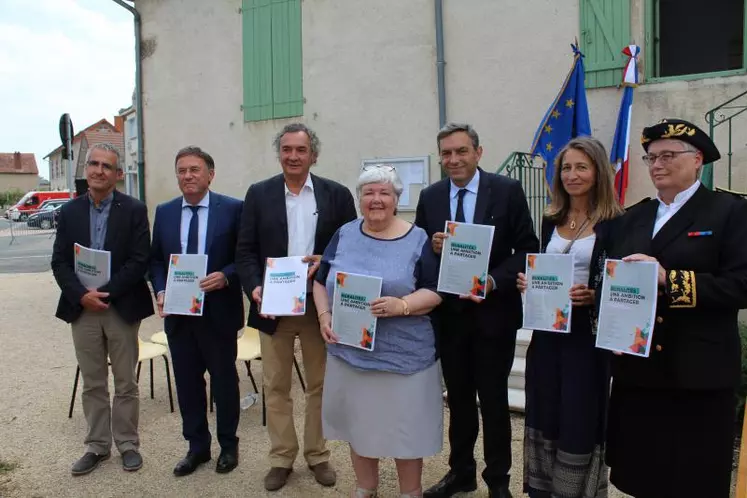 Mme la ministre, entourés des cinq auteurs du rapport de Mme la Préfète de l’Allier.