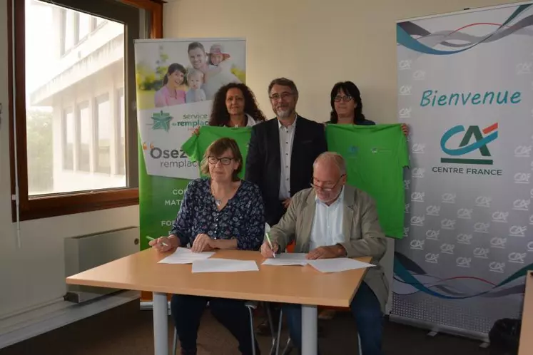 Marie Josse, administratrice de la caisse régionale CACF, Jean-François Giraud, président de la caisse régionale CACF, Cécile Fournier, directrice du Service de Remplacement Creuse, Jeanette Meerman, présidente du Service de Remplacement Creuse, et Robert Cheron, vice président de la caisse régionale CACF.