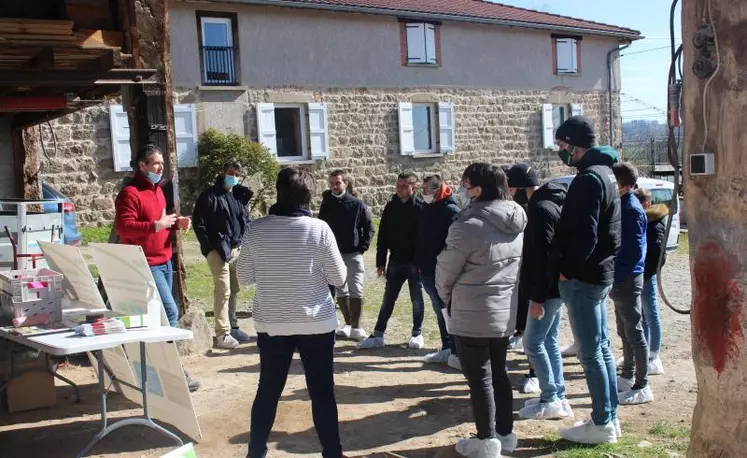 Par petits groupes, les élèves de cinq établissements agricoles de la région ont suivi des ateliers thématiques sur l’exploitation d’Alexis Joubert à Saint-Martin-Lestra (Loire).