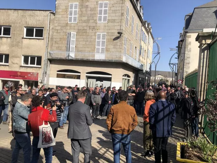 Tour à tour et sans intermédiaires, les manifestants ont expliqué à la préfète les difficultés qu’ils rencontrent et leurs conséquences.