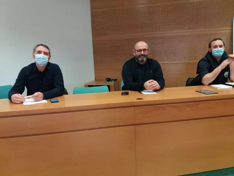 Emmanuel Bernard, Bruno Dufayet et Jonathan Janichon face aux représentants des éleveurs de la région Auvergne Rhône-Alpes le 16 février à Aubière (63)