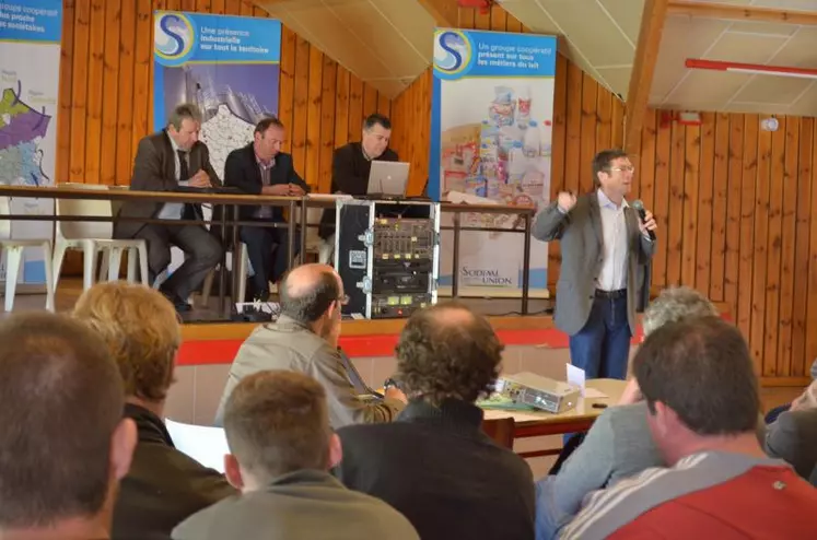 De gauche à droite : François Iches, président du conseil d’administration de Sodiaal Union, Damien Lacombe, président de la région Auvergne-Sud-Ouest, Laurent Duplomb, président de la section Auvergne-Limousin et Yves Souilhol, directeur ont tenté de rassurer les adhérents quant à une éventuelle hausse des prix à l’avenir.