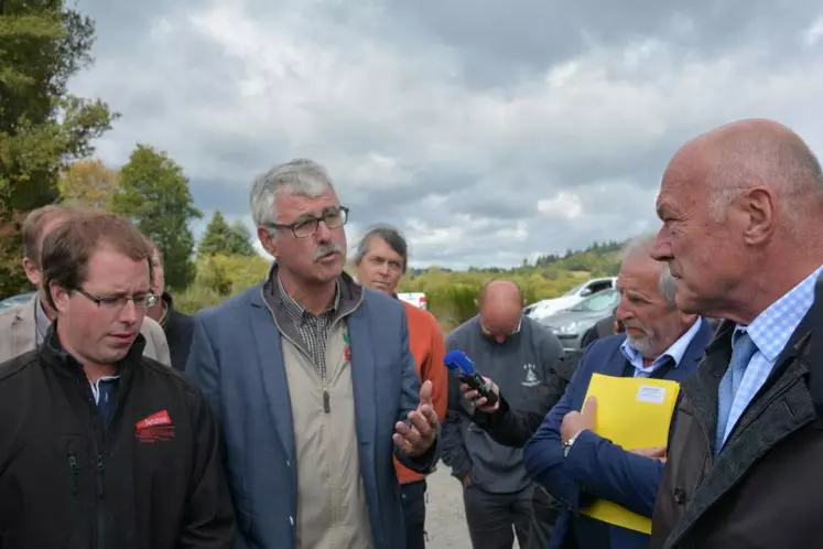 Michaël MAgnier, président de Jeunes Agriculteurs Creuse, Thierry Jamot, président de la FDSEA de la Creuse, et Alain Rousset, président du Conseil régional Nouvelle-Aquitaine.