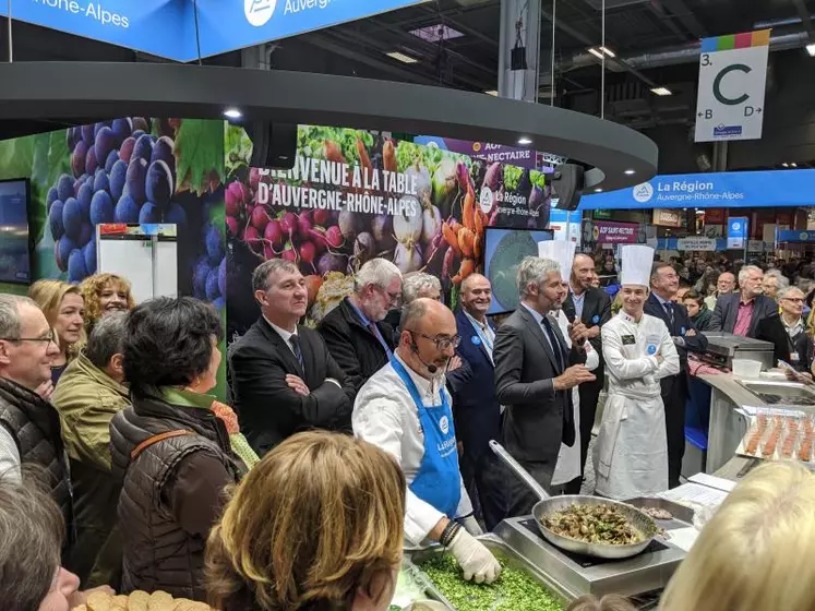 Semaine de promotion de l’agriculture auprès des Français, et du public parisien en particulier, le salon de l’agriculture est aussi un carrefour où se croisent personnalités politiques, représentants professionnels et acteurs économiques du monde agricole.