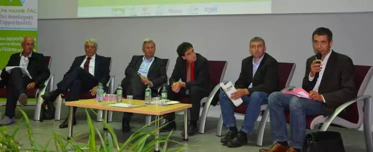 De gauche à droite : Francis Ader, vice-président ACAP ; André Marcon, président de Macéo ; Bernard Roux, conseiller régional du Limousin ; Jean-Yves Beschler, commissaire Massif central ; Patrick Bénézit, président de la Copamac et Christophe Léger, président du Suaci Alpes du Nord.