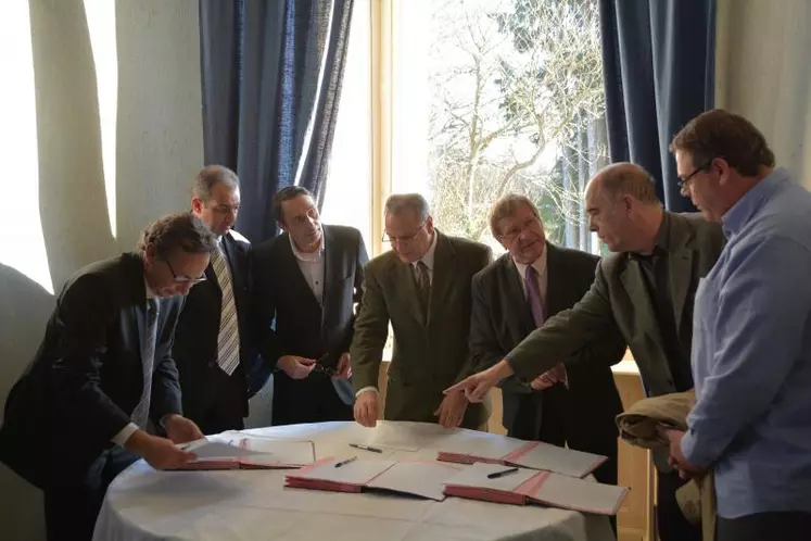 De gauche à droite : M. Cazassus, M. Tourand, directeur et président du LEGTA d’Ahun, M. Viollet président de la Chambre d’Agriculture de la Creuse, M. le Préfet, M. Guillon, président de la Ciate, Bernard Jomier, directeur de la Mefaa d’Aubusson et Vincent Sellier, animateur de la pépinière d’entreprises 2Cube.