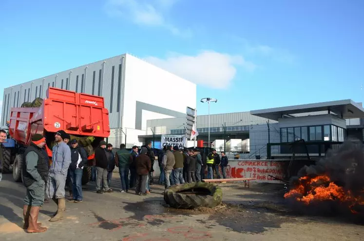 Le blocage de la plateforme logistique de Leclerc a début lundi dans l’Allier.