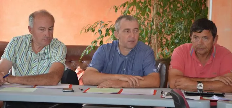 De gauche à droite : Patrick Escure, vice-président du Sidam, Patrick Bénézit et Didier Ramet, secrétaire général de la Chambre d’agriculture de la Nièvre.