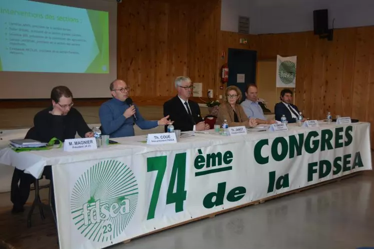 À la tribune, de gauche à droite : Michaël Magnier, président de Jeunes Agriculteurs 23, Thierry Coué, vice-président de la FNSEA, Thierry Jamot, président de la FDSEA de la Creuse, Valérie Simonet, présidente du Conseil départemental de la Creuse, Christian Arvis, secrétaire général de la FDSEA de la Creuse, et Pascal Lerousseau, président de la Chambre d'agriculture de la Creuse.