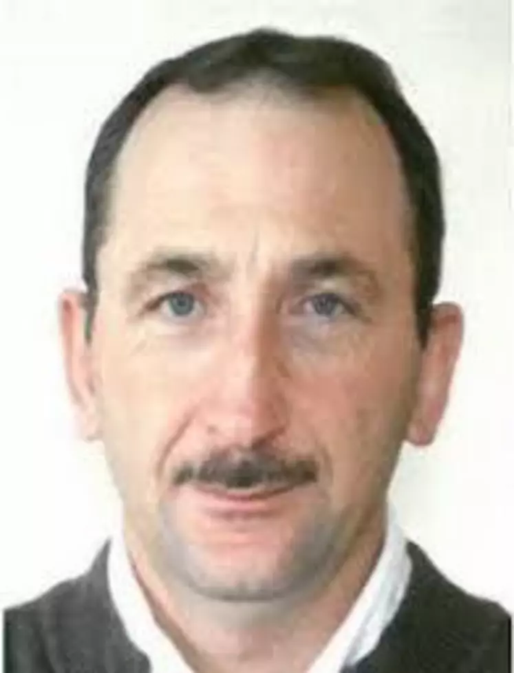 Nouvellement élu Président de la FRGDS NA, Pascal Robichon est éleveur dans la Vienne, en Gaec avec son épouse et un salarié, sur une exploitation herbagère avec 200 brebis et 130 vaches limousines pour la production de broutards. Il est également Président du GDS de la Vienne depuis 2014. Il souhaite poursuivre le travail accompli et reste très attaché aux échanges pour développer le travail d’équipe.