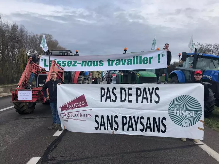 Dès 10 heures, dans l’Est de Lyon, une trentaine de tracteurs se sont rassemblés le long de la D1084 à Beynost.