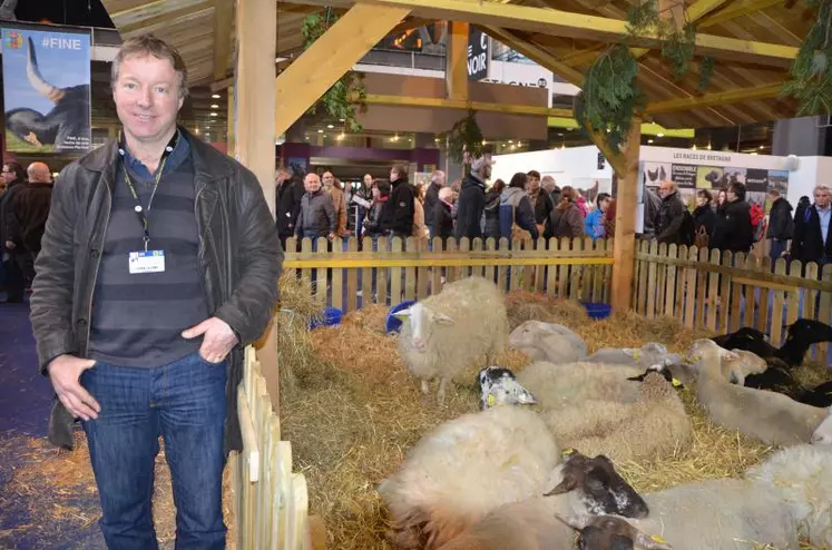 Olivier Bernard est éleveur en Haute-Loire. Il est le chef de file de la race noire du Velay.