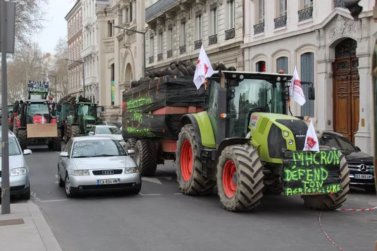 Le cortège était composé d’une cinquantaine de tracteurs et d’au moins 250 agriculteurs.