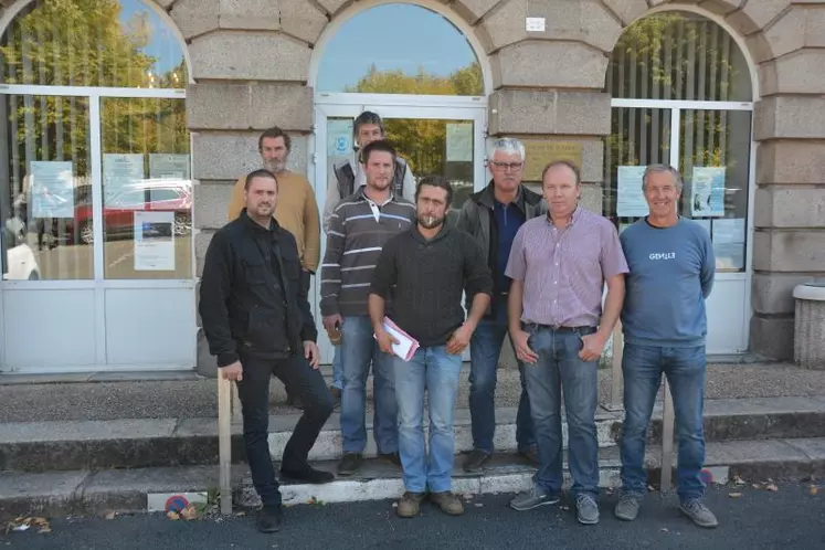 M. Leclere entouré de son comité de soutien au palais de justice de Guéret le 1er septembre.