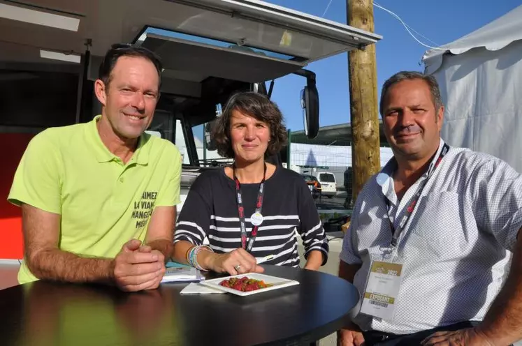 De gauche à droite : Hervé Platon, animateur, Marianne Orlianges, responsable de la filière viande chevaline à Interbev et Guy Arestier, président de la section équine d’Interbev.