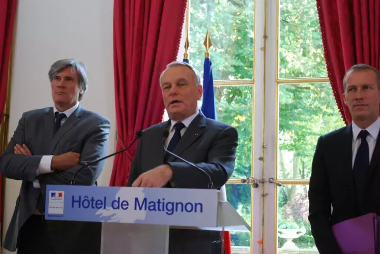 Le Premier Ministre Jean-Marc Ayrault entouré de Stéphane Le Foll, ministre de l'agriculture, et de Guillaume Garot, minsitre délégué à l'agroalimentaire.