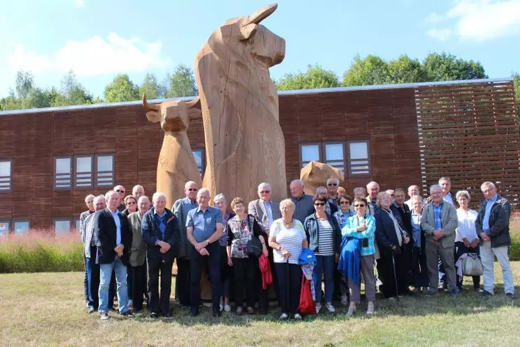Le groupe devant les célèbres statues en bois du Pôle de Lanaud.