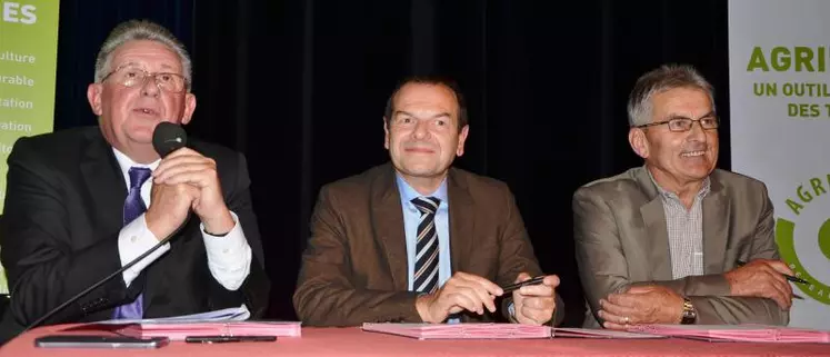 Jean-Yves Gouttebel (à droite), président du Conseil départemental du Puy-de-Dôme, copréside avec André Gilles, vice-président du Conseil départemental de la Drôme, l’association Agrilocal. À leurs côtés Pierre Monzani, directeur général de l’ADF, et ancien préfet de l’Allier.