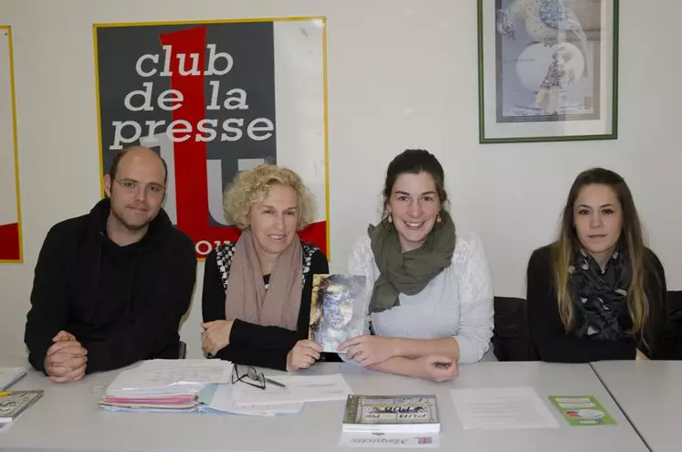 De g. à dr. : Olivier Teillier, animateur prévention de l'ANPAA Haute-Vienne, Odile Fourches, infirmière au lycée des Vaseix, Mélanie Barse, animatrice de prévention de l'ANPAA Creuse, et Margot, stagiaire à l'ANPAA Creuse.